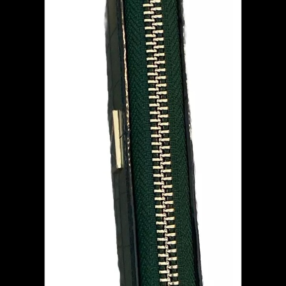 EUC Victoria’s Secret Embossed Green Croc Wallet with gold tone hardware - Picture 5 of 5